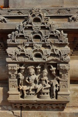 Delhi 'nin eski tapınaklarından mitolojik taş heykeller