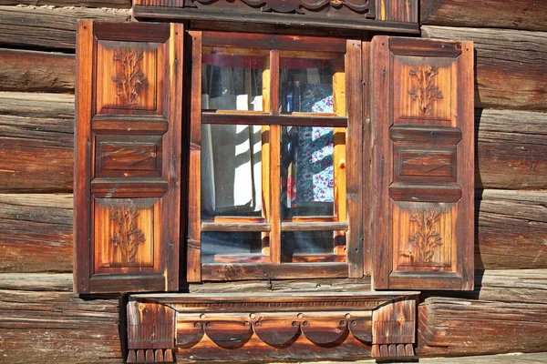 Okno Starego Drewnianego Domu — Zdjęcie stockowe