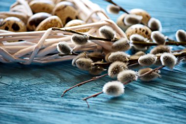 Tahta bir arka planda söğüt kalp ve bıldırcın yumurtası