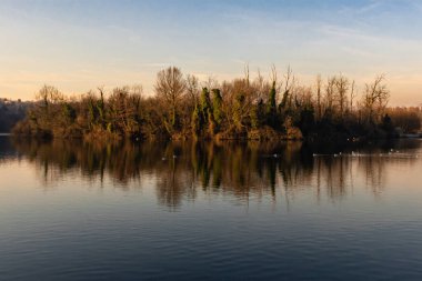 Nehrin yansıması, Trezzo sull 'Adda, Lombardy, İtalya.