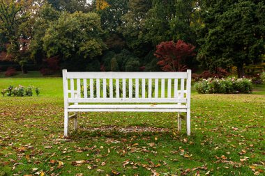 Sigurt parkının bahçesinde beyaz bir bank, Veneto, İtalya.