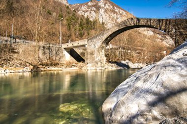 Lenna, Lombardy, İtalya 'da bulunan tarihi taş kemer köprüsü Ponte delle Capre' nin büyüleyici manzarası.