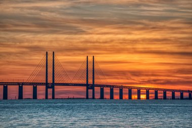 Öresundsbron 'da (Öresund Köprüsü) yoğun gün batımı, İskandinav ya da İskandinav ülkelerinin uluslararası sınırlar arasında çalışıp seyahat ettiklerinden dolayı İskandinav ülkeleri arasındaki siyasi birliğin veya kültürel birliğin bir göstergesi.