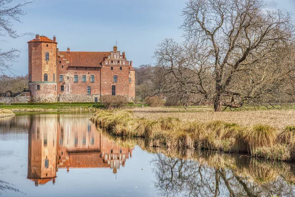 Zengin ya da müreffeh kırsal arazi ya da malikane (Torups Slott) zengin antik kontluk ya da kontluk kavramını taşır. Eski İsveç ya da Kuzey Malikanesi (Torup Kalesi) parktaki gölü yansıtan tarihi bir baronluk illüstrasyonudur.