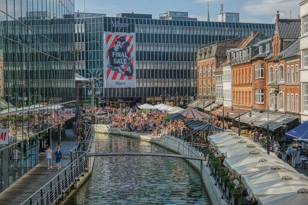 Aarhus, Danimarka - 27 Temmuz 2019. Bir yaz günü, Arhus, Vadestedet 'in popüler bölgesinde gezinti güvertesinde hayat fışkırtıyor. İnsanlar güneşli ve sıcak bir günde Aboulevarden şehir merkezinde toplanıyor.