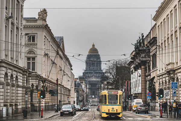 Bruxelles Belgique Janvier 2018 Tram Jaune Traditionnel Traversant Rue Regence — Photo