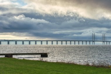 Öresund Köprüsü veya Oresundsbron 'un dramatik bir şekilde ele geçirilmesi, İskandinav ülkeleri ile İsveç arasındaki derin bağlantıyı, Baltık Denizi' nin üzerinde gezinen spektral bulutlar olarak aktarıyor.