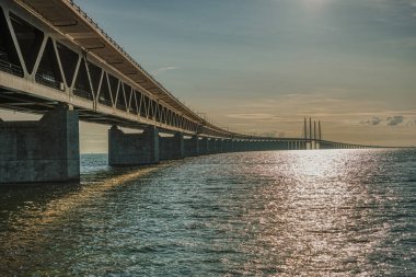Öresund Köprüsü, Danimarka 'nın Kopenhag kentini İsveç' in Öresund Boğazı boyunca uzanan Skane bölgesine bağlayan modern bir mühendislik yapısıdır. Ulaşım ve bağlantı kavramı - Malmö, İsveç