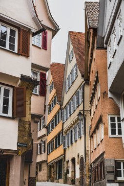 Dar bir sokakta ya da sokakta tipik bir çatısı olan ahşap ya da yarım kereste kaplı bir ortaçağ binası. Geleneksel Louvres (jaluzi kepenkleri) ile eski tipik bir sokak - Tubingen, Almanya