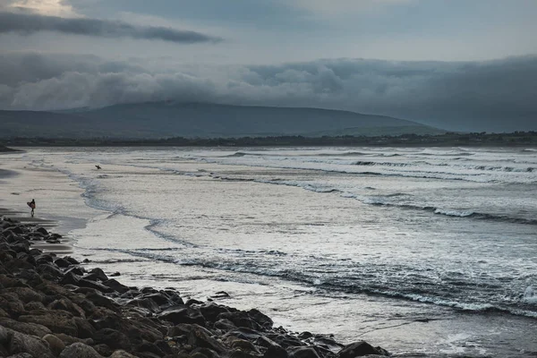 Surfisti Avvicinano Forti Onde Dell Oceano Atlantico Tramonto Con Cielo — Foto Stock