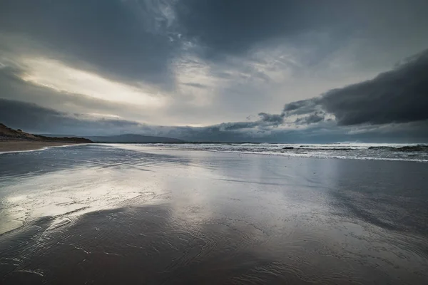 Strandhill Plaża Niskimi Chmurami Wzburzonym Morzu Jak Słońce Zachodzi Chmurny — Zdjęcie stockowe