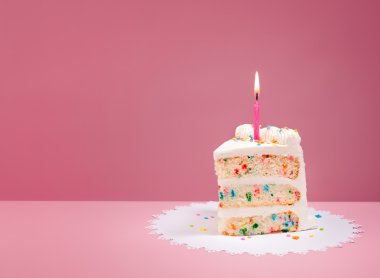 Doğum günü pastası pembe mum ile dilim