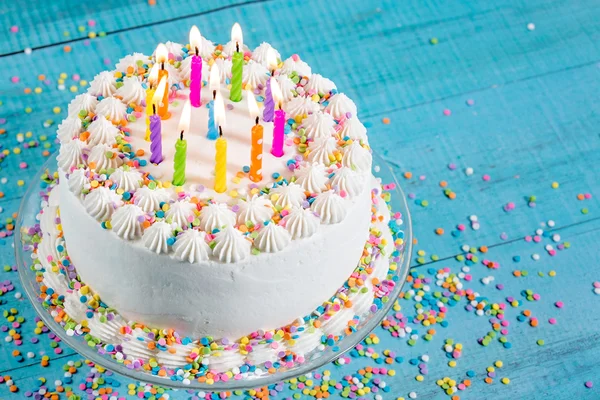 Барвистий торт на день народження зі свічками — стокове фото