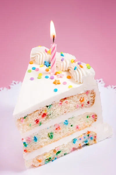 Tranche de gâteau d'anniversaire — Photo
