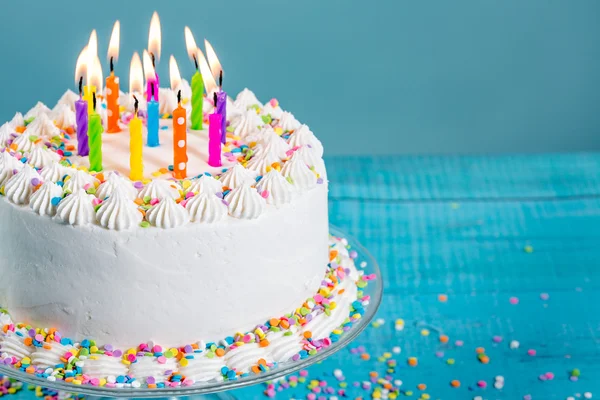 Torta di compleanno colorata con candele — Foto Stock