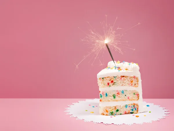 一块生日蛋糕与烟火 — 图库照片