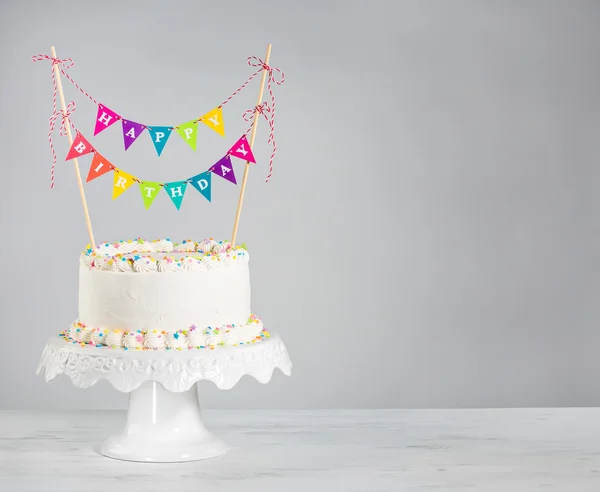 Torta di compleanno bianca bunting colorato — Foto Stock