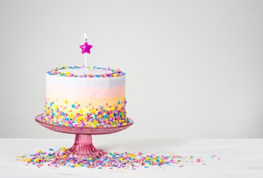 Sprinkles ile renkli doğum günü pastası
