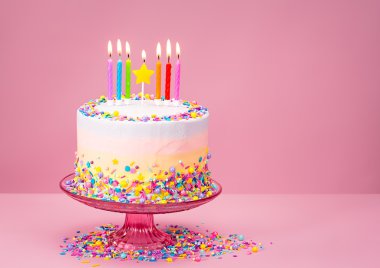Sprinkles ile renkli doğum günü pastası