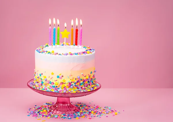 Pastel de cumpleaños colorido con aspersiones — Foto de Stock