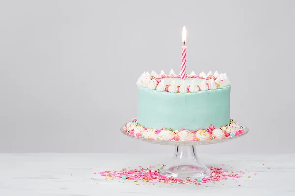 Pastel Blue Birthday Cake над белым фоном . — стоковое фото