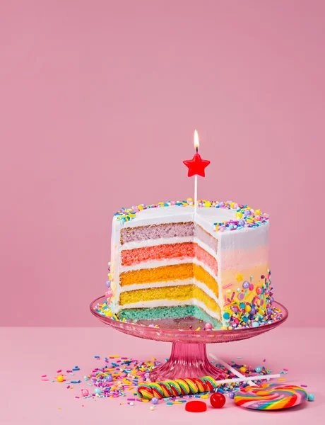 Verjaardagscake van de regenboog met hagelslag — Stockfoto