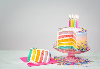 Sprinkles ile renkli doğum günü pastası