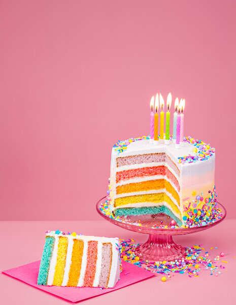 Красочный День рождения торт над розовым
