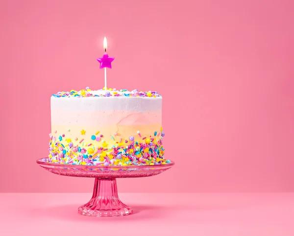 Gâteau d'anniversaire coloré avec saupoudrer — Photo