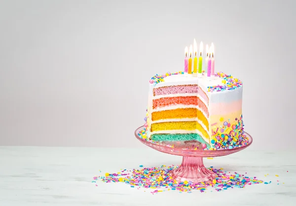 振りかけるとカラフルな誕生日ケーキ — ストック写真