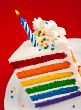 Mumlu doğum günü pastası dilimi.