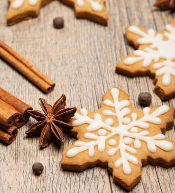 Gingerbread çerezleri kar tanesi şeklinde