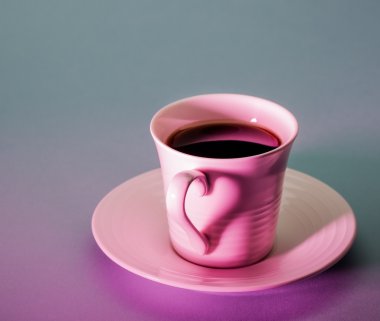 Bir fincan kahve kalp şeklinde pembe bir ışıkla yaktı