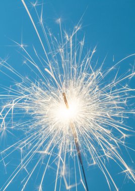 O, kızgın bir maytapın üstünde,