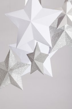 Beyaz, gümüş ve inci kağıt yıldız