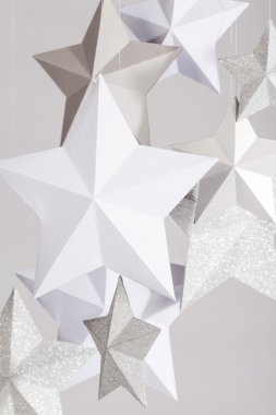Beyaz, gümüş ve inci kağıt yıldız