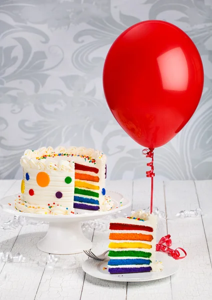 Торт на день рождения с воздушным шаром — стоковое фото