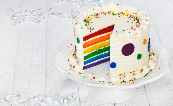 Gâteau d'anniversaire multicolore en couches arc-en-ciel — Photo