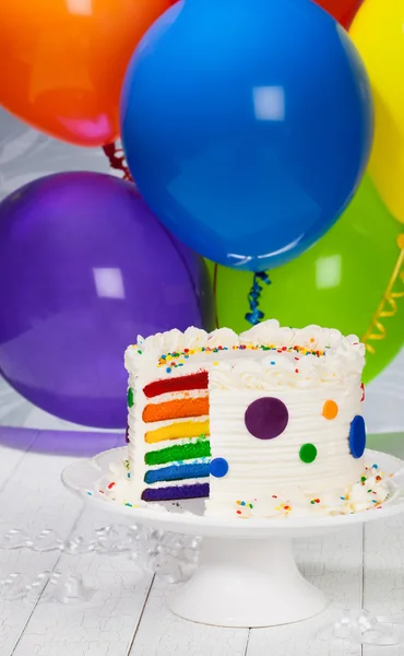 Цветной радужный торт на день рождения — стоковое фото