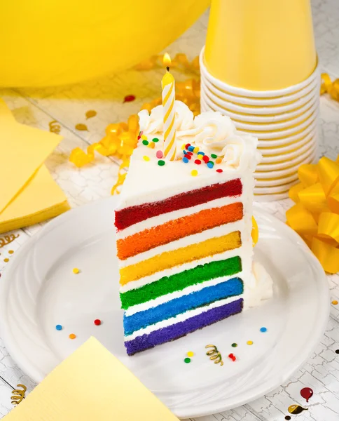 Tranche de gâteau d'anniversaire coloré — Photo