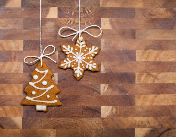 Gingerbread cookies hanging by twine — Stock Photo, Image