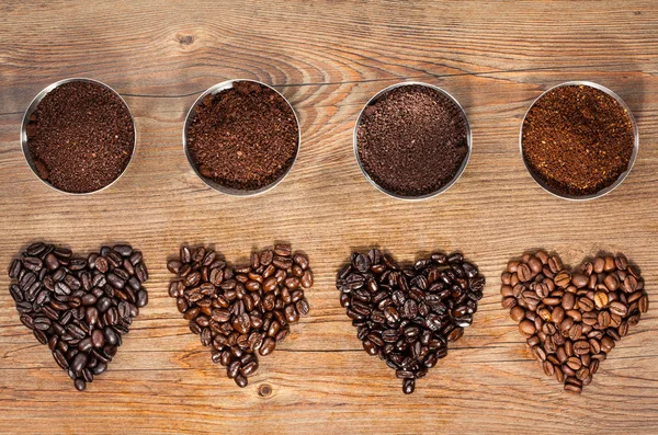 Quatro variedades de grãos de café torrados — Fotografia de Stock