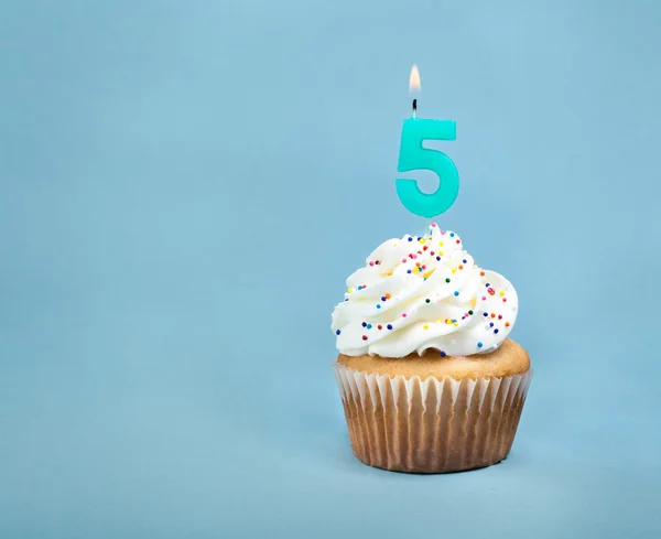 A birthday cup cake with buttercream icing — Stock Photo, Image