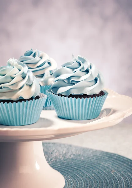 Blauwe Cupcakes op een taart plaat — Stockfoto