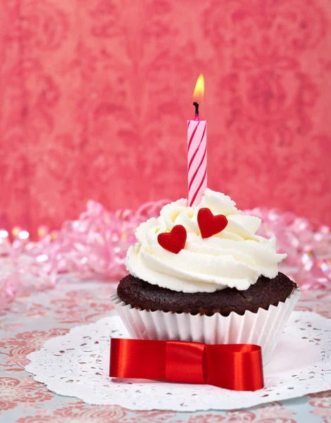 Смачний кекс на день народження зі свічкою — стокове фото
