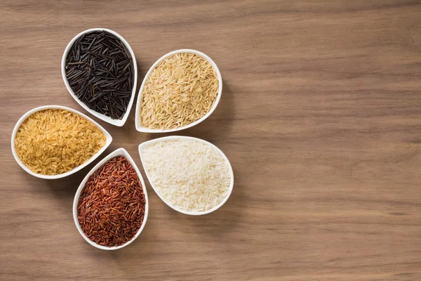 Různé barevné rýže v miskách — Stock fotografie