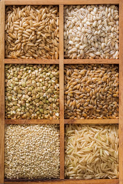 Un assortimento di cereali integrali sani Foto Stock