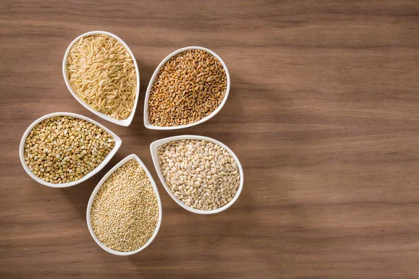 Un assortimento di cereali integrali in ciotole Fotografia Stock