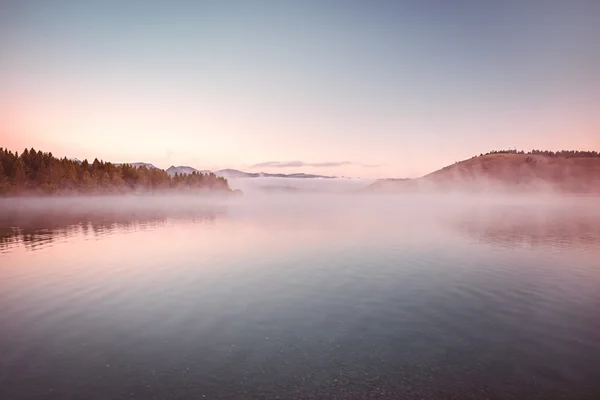 Brume matinale sur le lac — Photo