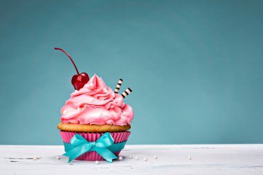 Üstte kiraz ile Vintage Cupcake